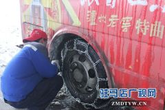 驻马店市公交公司全力保障市民雪天出行