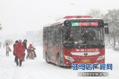驻马店遭遇强降雪天气 市民大雪中出行