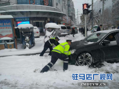 驻马店迎新年首场大雪 交警们雪中坚守