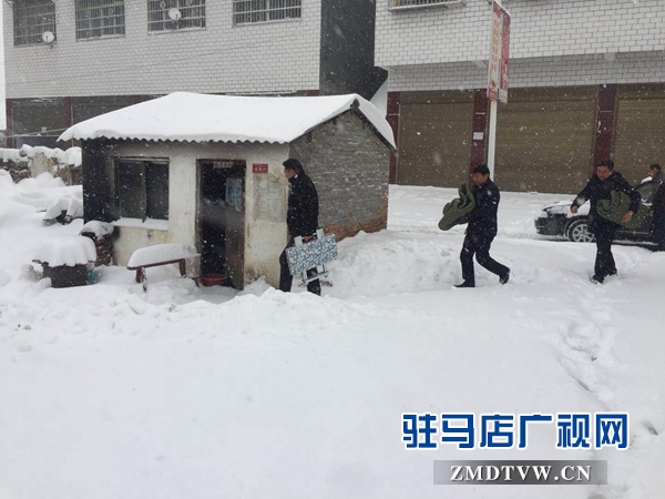 老君庙镇党委书记宋应选、镇长王华冒雪给贫困户送棉被和餐桌.jpg
