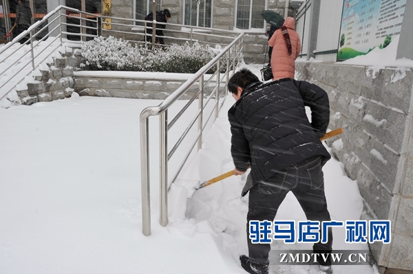 泌阳法院干警正在清扫“便民之路”.JPG