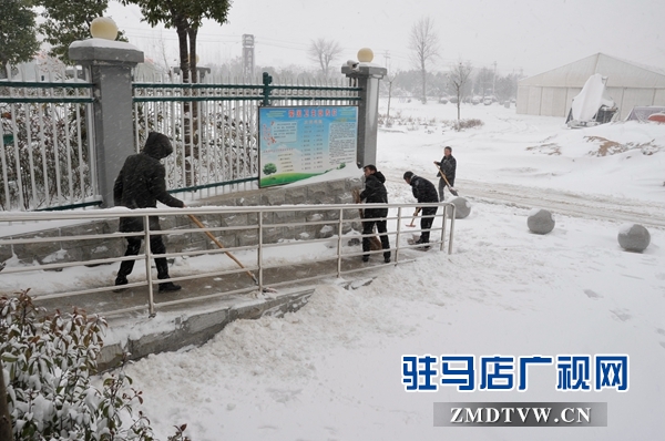 泌阳法院干警正在清扫“便民之路” (2).JPG