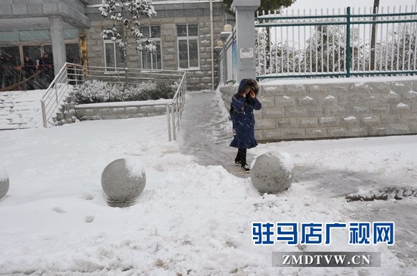 来办事的群众走在清理出来的“便民之路”上.JPG