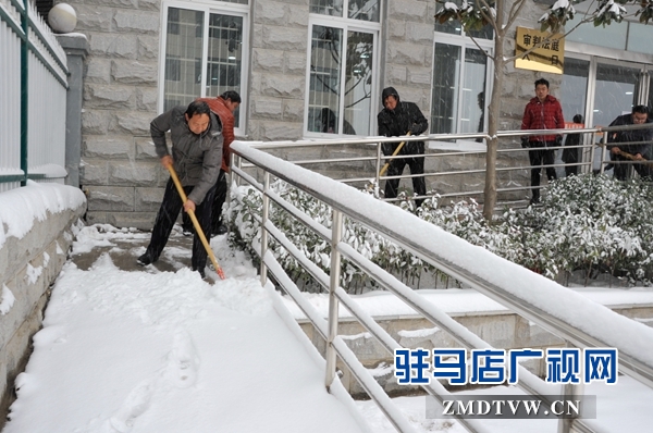 泌阳法院干警正在清扫“便民之路” (3).JPG