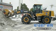 驿城区城市管理局积极清除道路积雪