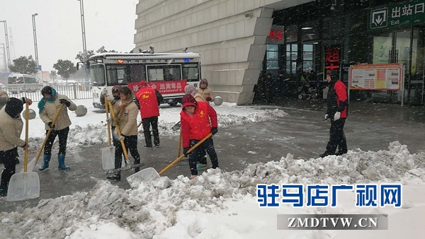 清理出站口积雪1.jpg