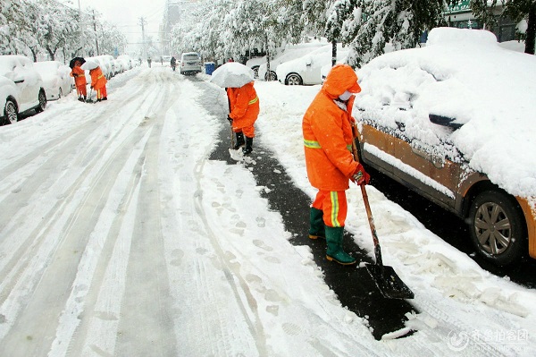 王明威实地察看市区主要干道积雪清理工作