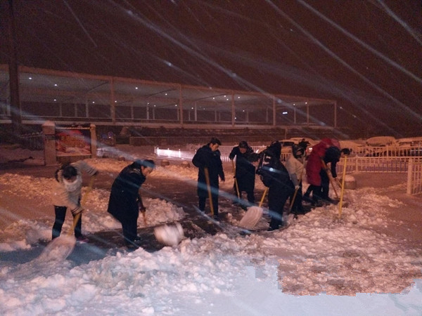 驻马店：铁路人迎战风雪畅出行