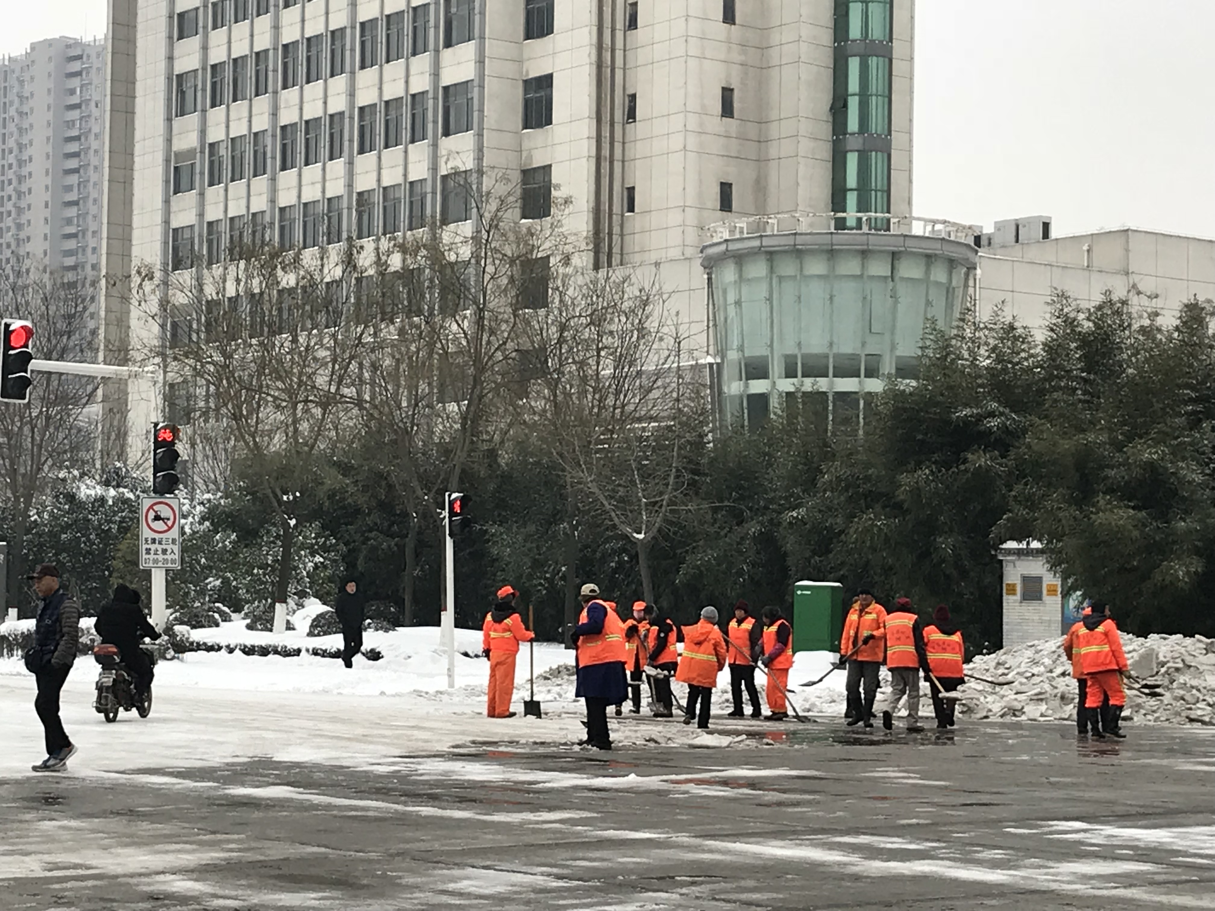 环卫工人清扫积雪保畅通