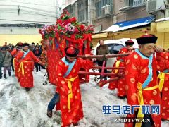 驿城区小巷现大红花轿迎亲队 新郎骑马接新娘引围观