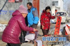 团驻马店经济开发区委组织青年书法家义写春联送村民