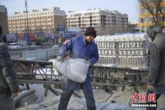 为救患病儿 父亲每天搬500袋总重达25吨水泥筹药费 