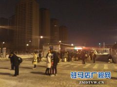 等候都市夜归人的夜班公交驾驶员