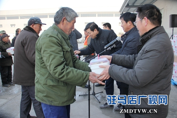 5、给贫困户发放小药箱.JPG