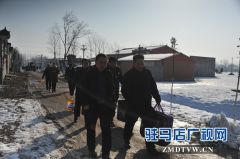 中原银行驻马店分行党委赴上蔡县汪庄村开展扶贫慰问工作