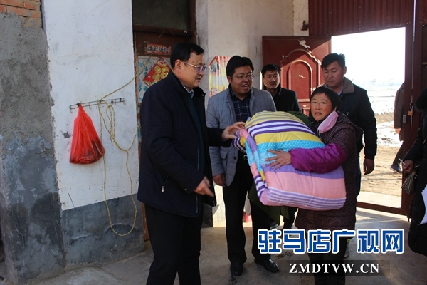 街道党工委书记施惠杰（左一）办事处主任张冬（左二）到贫困群众来小红家慰问.JPG