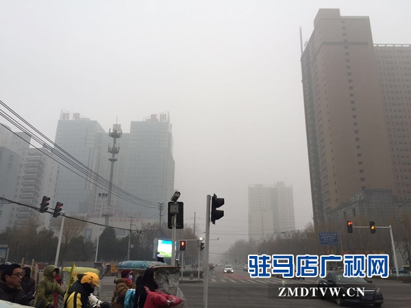 大雾弥漫 市民注意出行安全