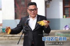 “文艺志愿者”阿杜到遂平县玉山镇吴庄小学进行文艺表演