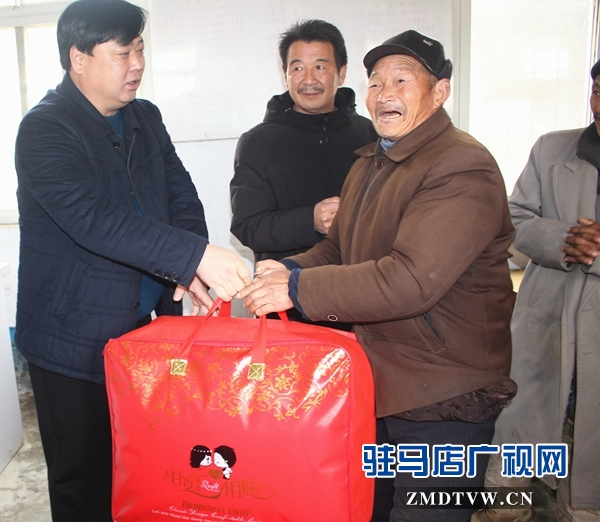 汝南县玉兰建材有限公司董事长任玉振（左一）给贫困户送被子.JPG