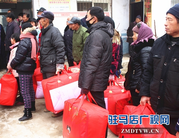 汝南县玉兰建材有限公司给果园村送温暖仪式现场1.JPG