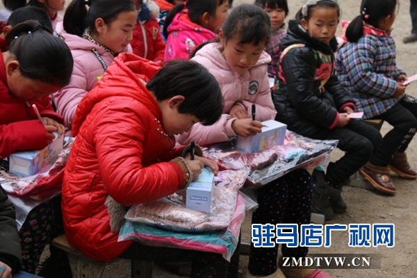 孩子们正在认真书写“我的心愿我的梦”.JPG