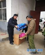 遂平：交警寒冬送暖衣