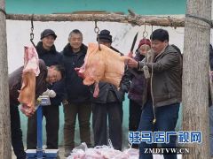 农民企业家为全村65家贫困户分肉送大米
