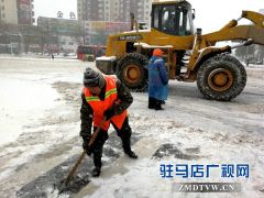 环卫工人冒雪清扫保畅通