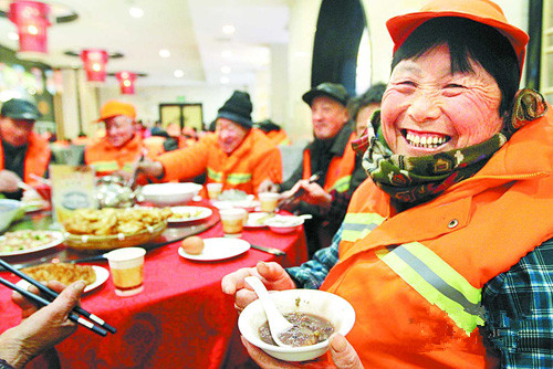 “中国好人”张大生腊八节关爱环卫工人