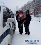 东高派出所民警雪中护送暖人心