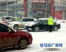大雪天气路面湿滑 民警提示减速慢行