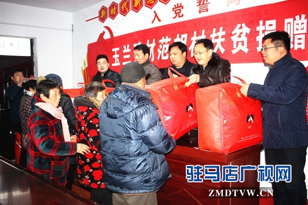 县政协主席陈雁飞（左二）、古塔街道党工委书记施惠杰（右二)、街道办事处主任张冬（左一）、玉兰建材有限公司董事长任玉振（右