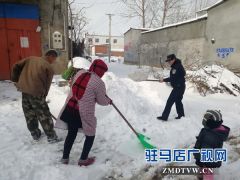 东高派出所民警为辖区群众清理积雪受称赞
