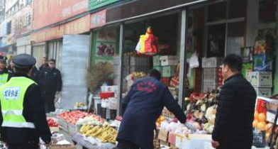 驿城区城市管理局集中整治背街占道经营现象