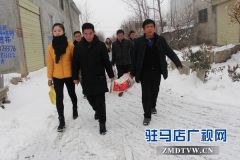 驻马店经济开发区环保局干部职工到南魏庄村看望贫困户