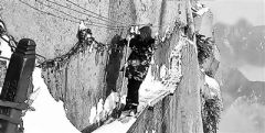 华山栈道“护路人”绝壁扫雪走红