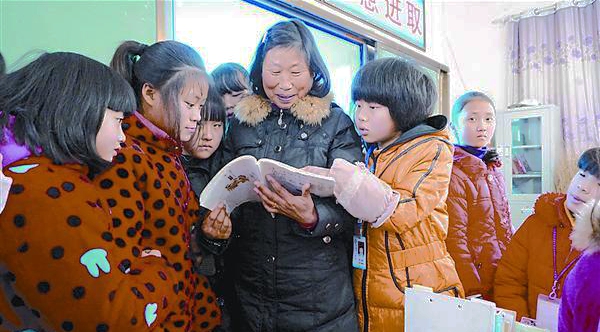 正阳患癌女教师经历32次放疗8次化疗后仍坚持上课