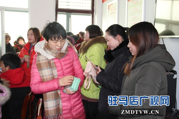 10、为留守妇女发放宣传折页.JPG