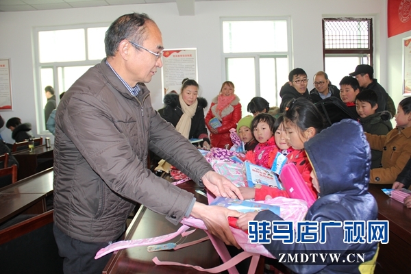 6、李文亮为小学生发放礼品.JPG
