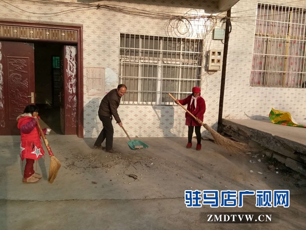 卫计委副主任李文亮为帮扶户打扫卫生.jpg