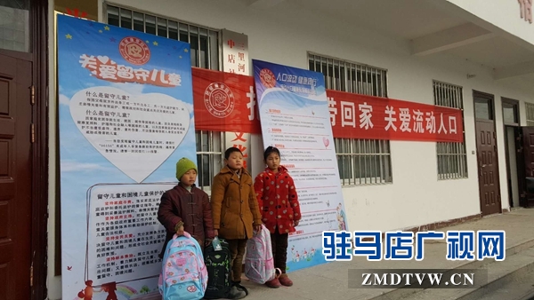 留守儿童拿着获赠的礼品3.jpg