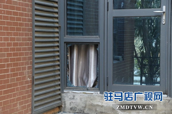 被砸碎的9号楼后窗户.JPG