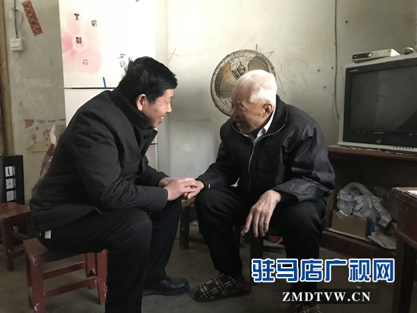 余卫东与91岁老干部王宗惠亲切交谈2.jpg