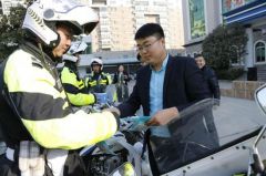 致敬交警 防雾霾口罩爱心送
