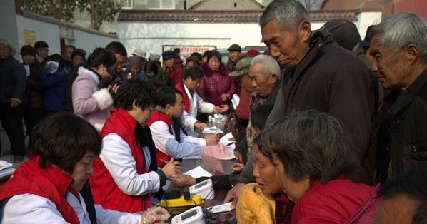 驻马店市第一人民医院医疗专家到遂平开展义诊活动