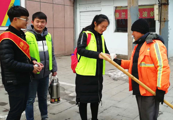返家大学生自发组织为环卫工人送温暖