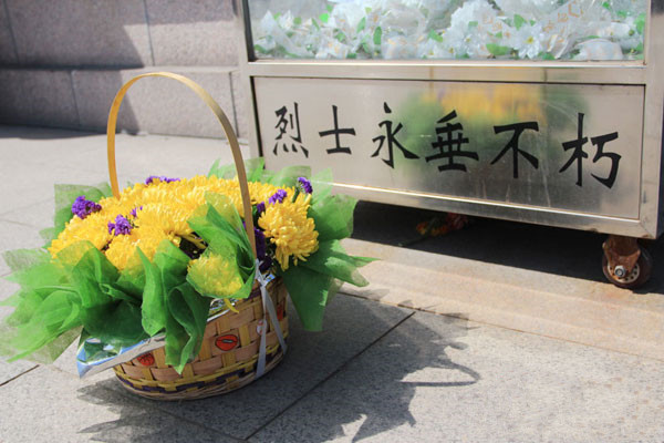 驻马店市老促会领导看望慰问烈士遗属
