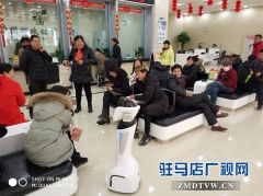 邮政大厅机器人大堂经理储储唱歌跳舞添年味