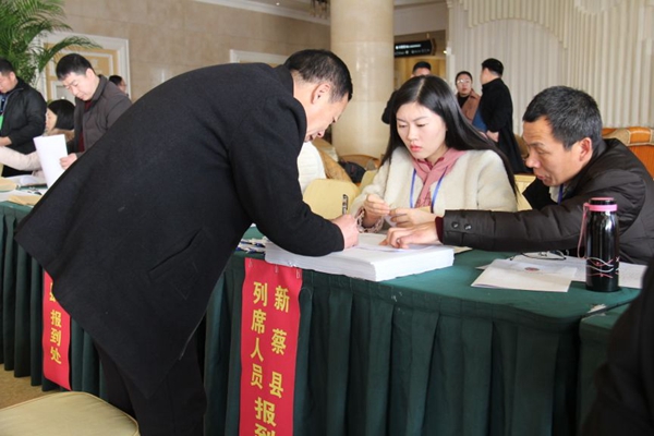 出席驻马店市政协四届二次会议的委员陆续报到