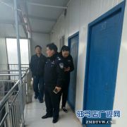 东高派出所社区民警对彩刚板房出租屋开展安全检查